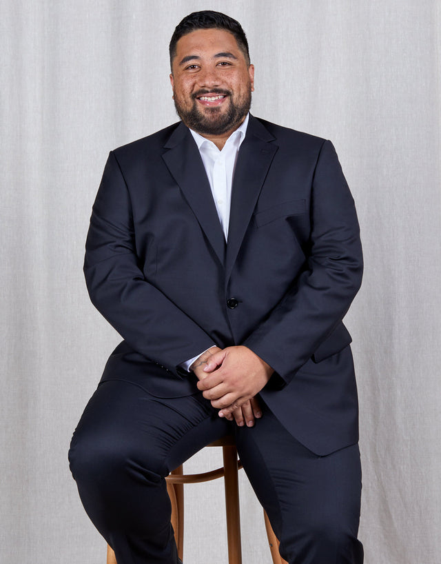 Johansen is 183cm wearing size 140 Regular