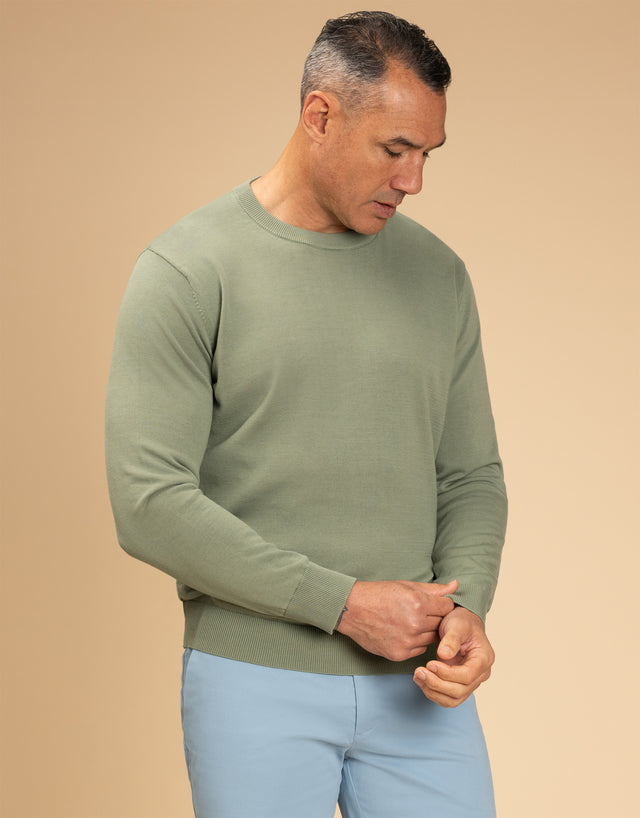 Scott is 191cm wearing size XL