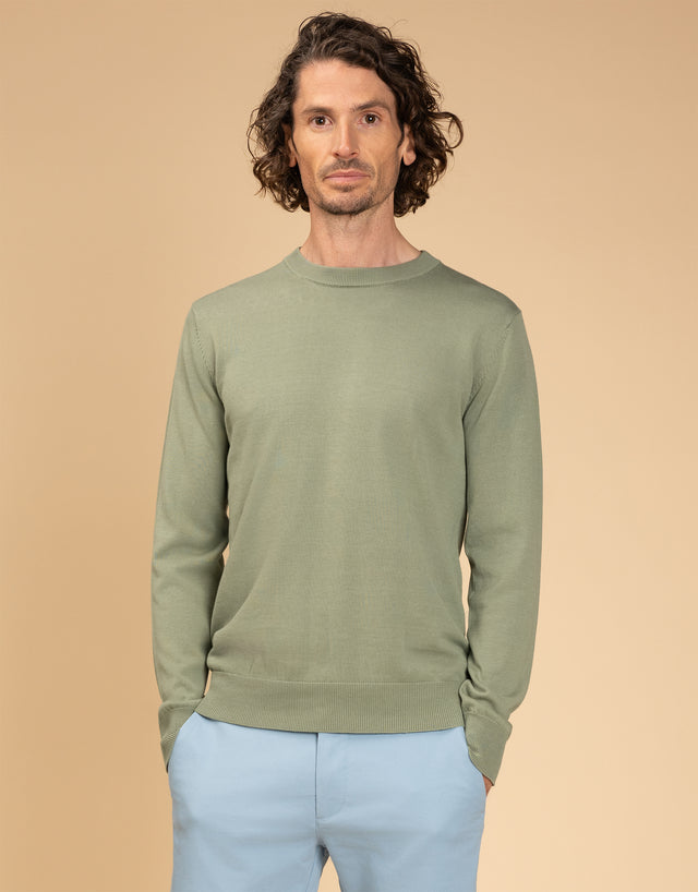 Tom is 185cm wearing size S