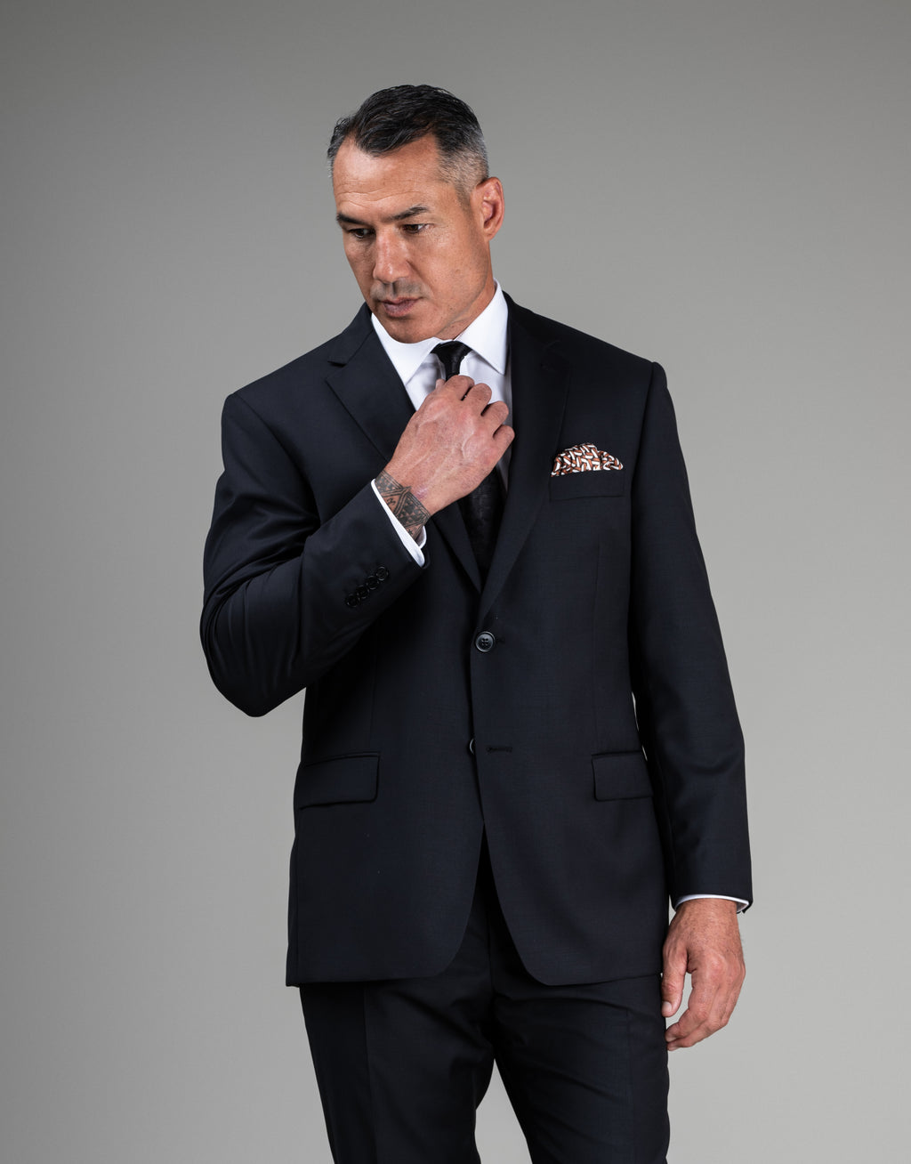 Scott is 191cm wearing size 112 Regular jacket & 92 trouser