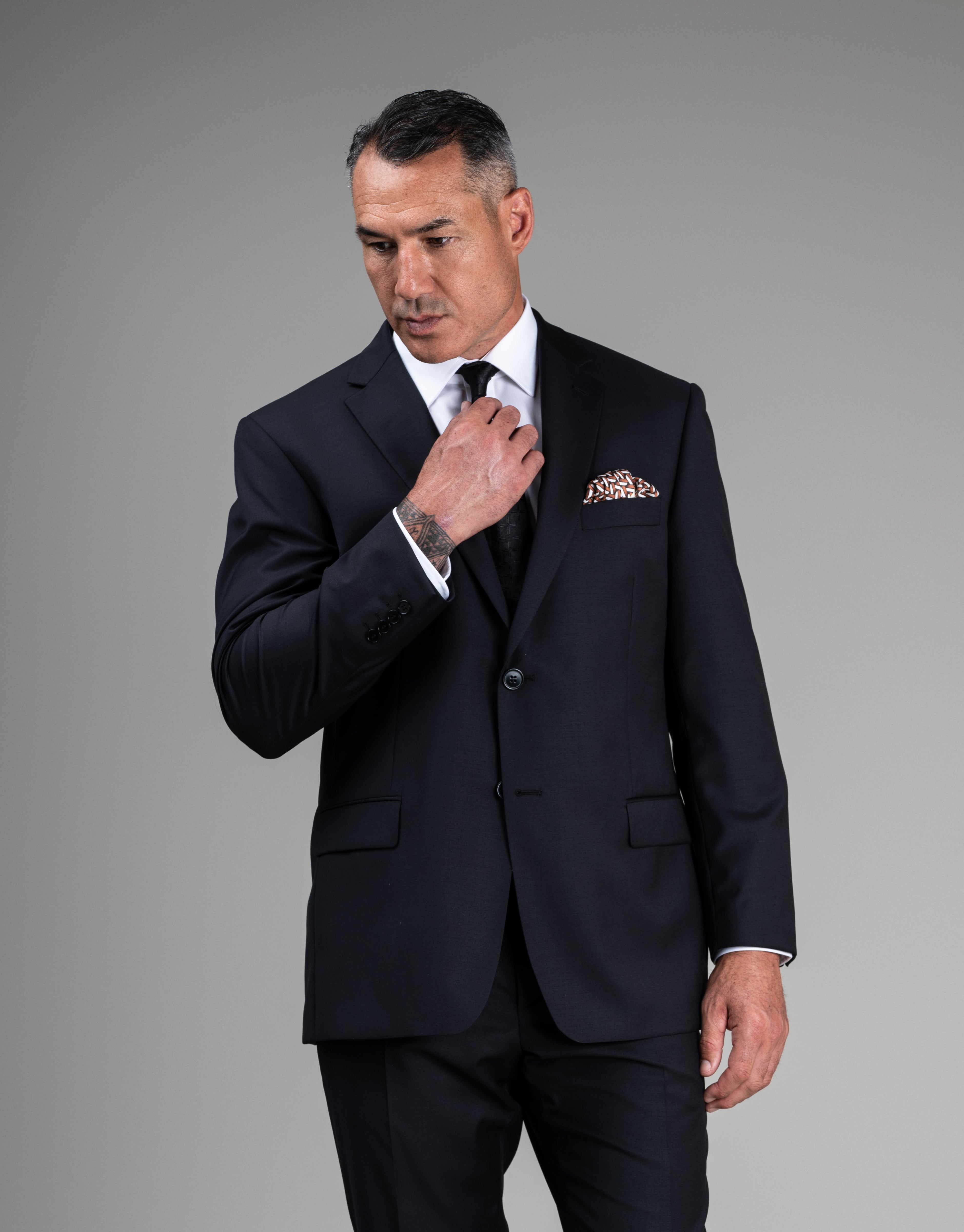 Scott is 191cm wearing size 112 Regular jacket & 92 trouser