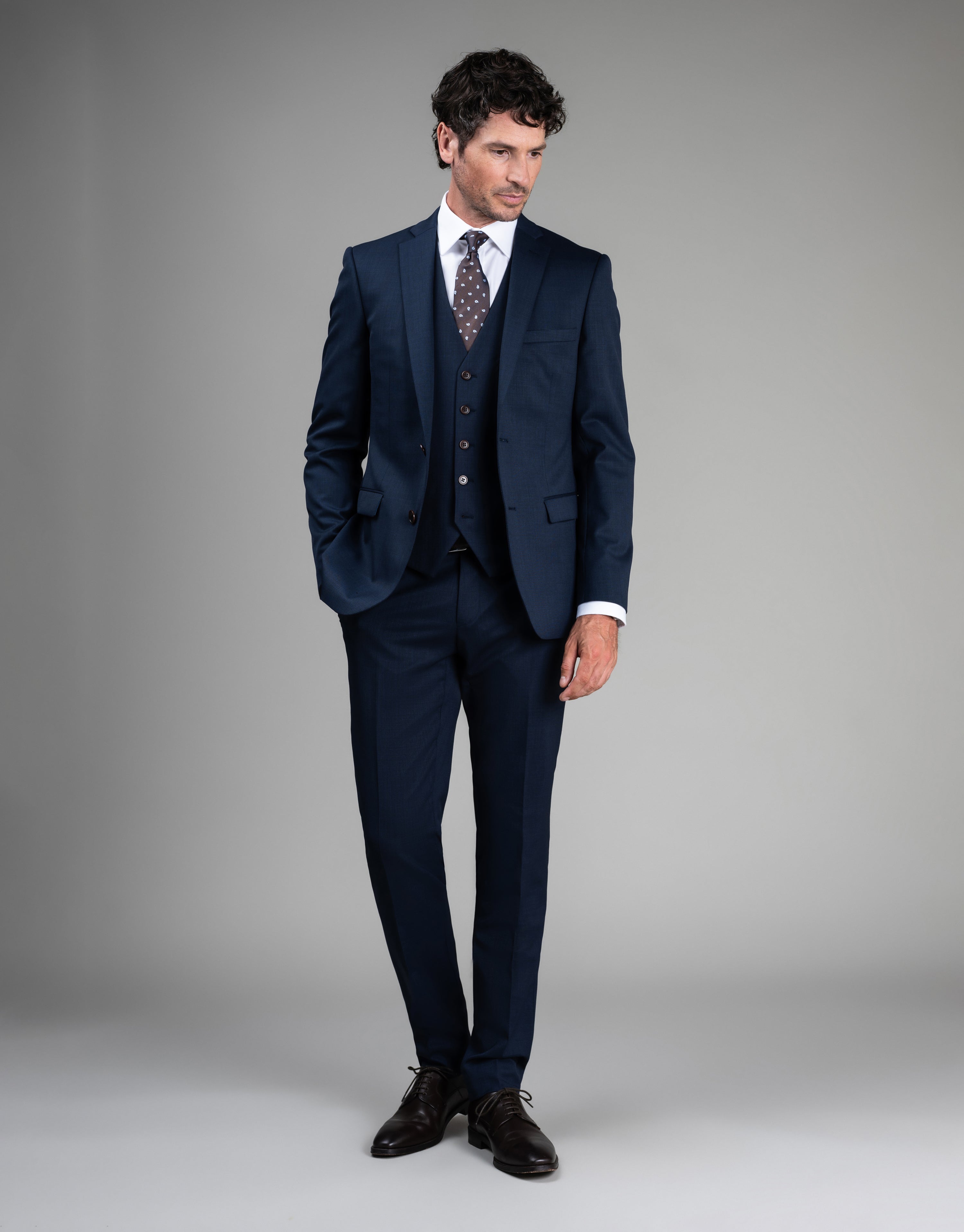 Tom is 185cm wearing size 96 Regular jacket & 84 trouser