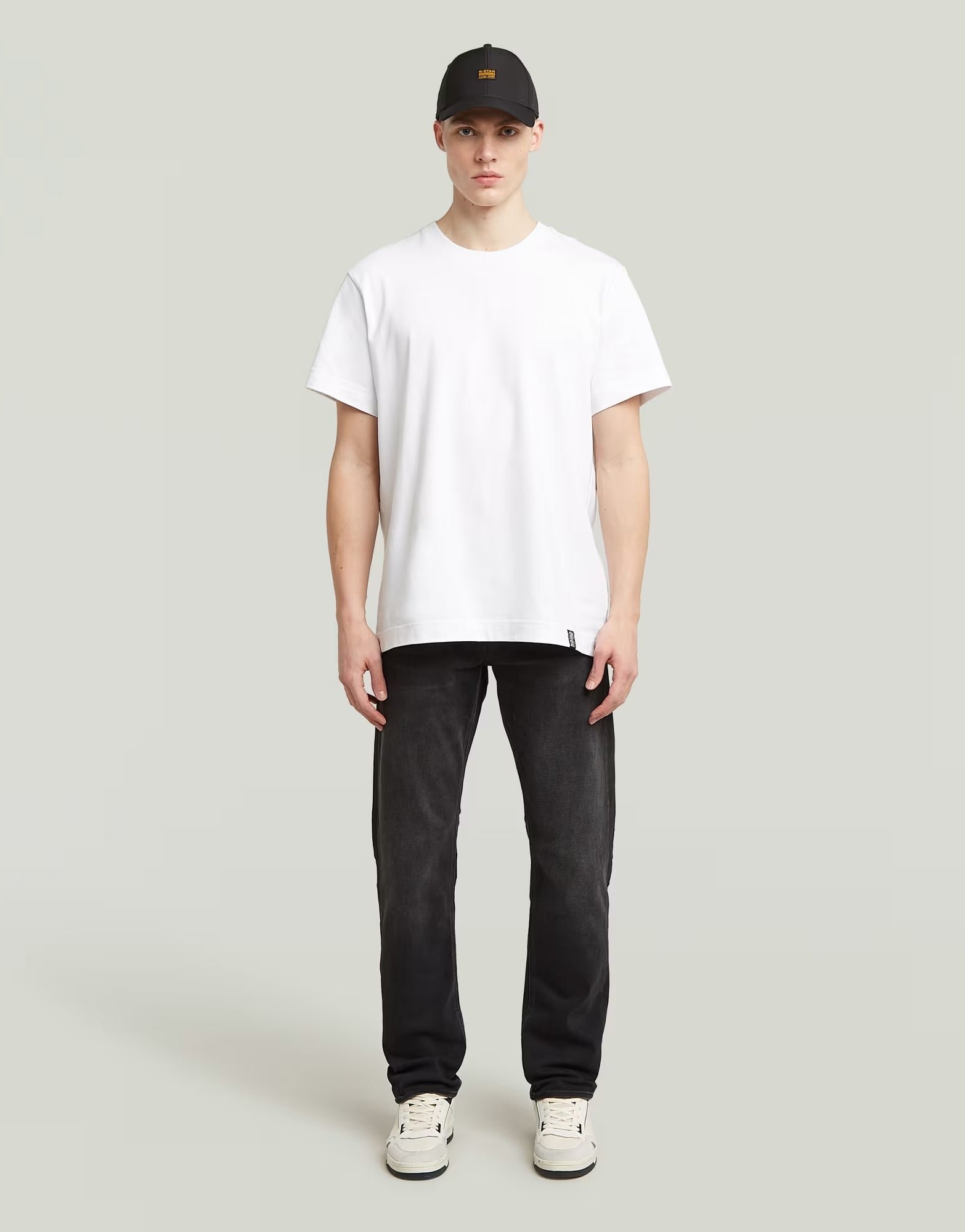 Model is 1.91m and is wearing a size 32/32 (Waist 80cm, Hips 99cm)